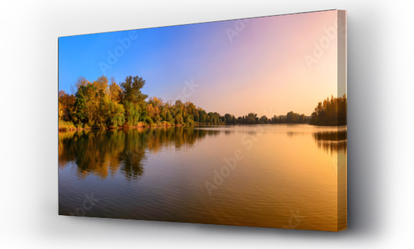 Zachód słońca nad jeziorem, panorama w złocie i błękicie