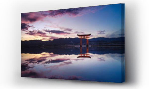 Japonia, Hiroszima, Miyajima, Itsukushima Shrine na Seto Inland Sea o zachodzie słońca