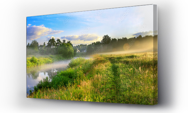 panorama letniego krajobrazu z wschodem słońca, mgłą i rzeką